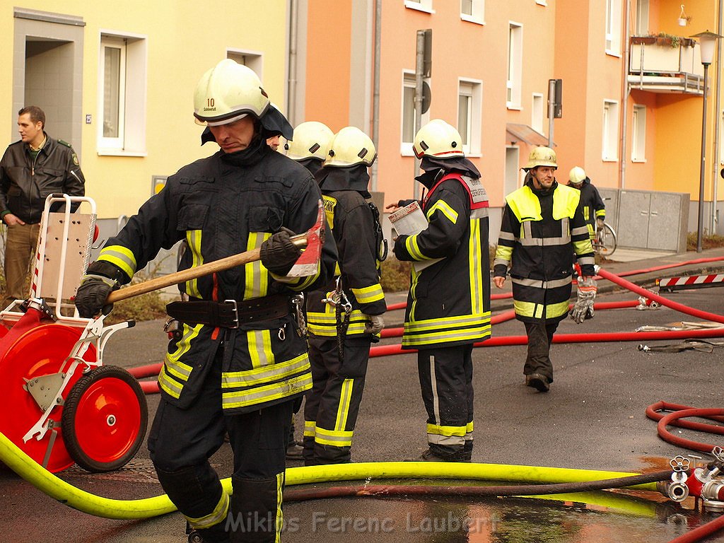 Feuer 3 Reihenhaus komplett ausgebrannt Koeln Poll Auf der Bitzen P523.JPG